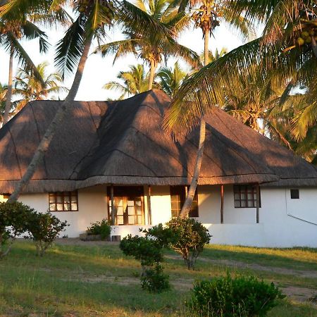 Blue Moon Beach Holiday Resort 이냠바느 객실 사진