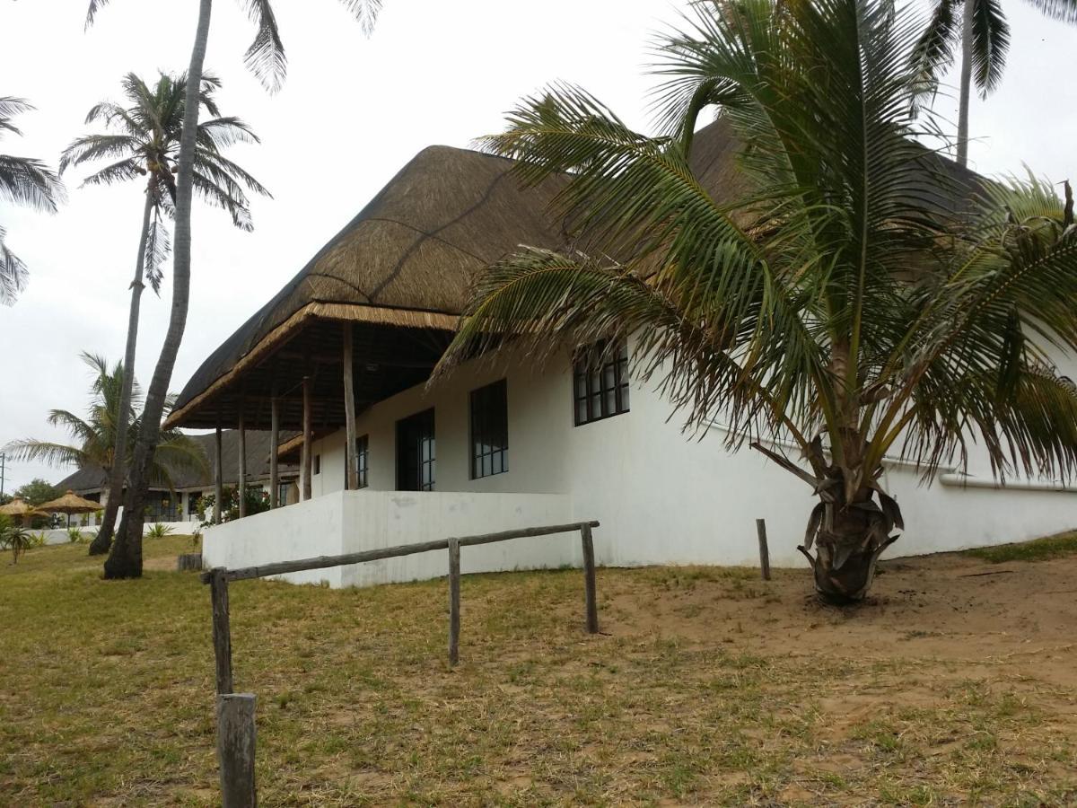 Blue Moon Beach Holiday Resort 이냠바느 외부 사진