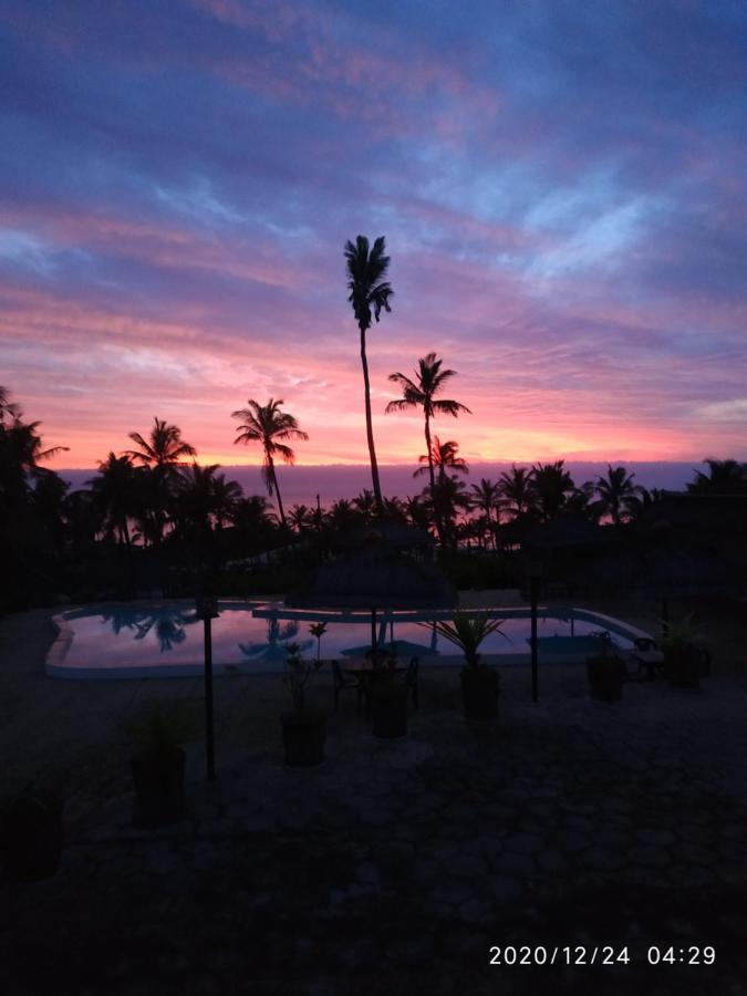 Blue Moon Beach Holiday Resort 이냠바느 외부 사진