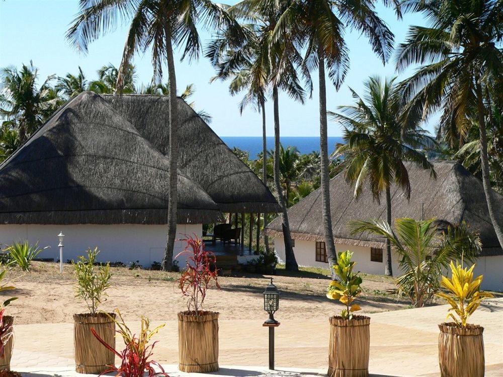 Blue Moon Beach Holiday Resort 이냠바느 외부 사진