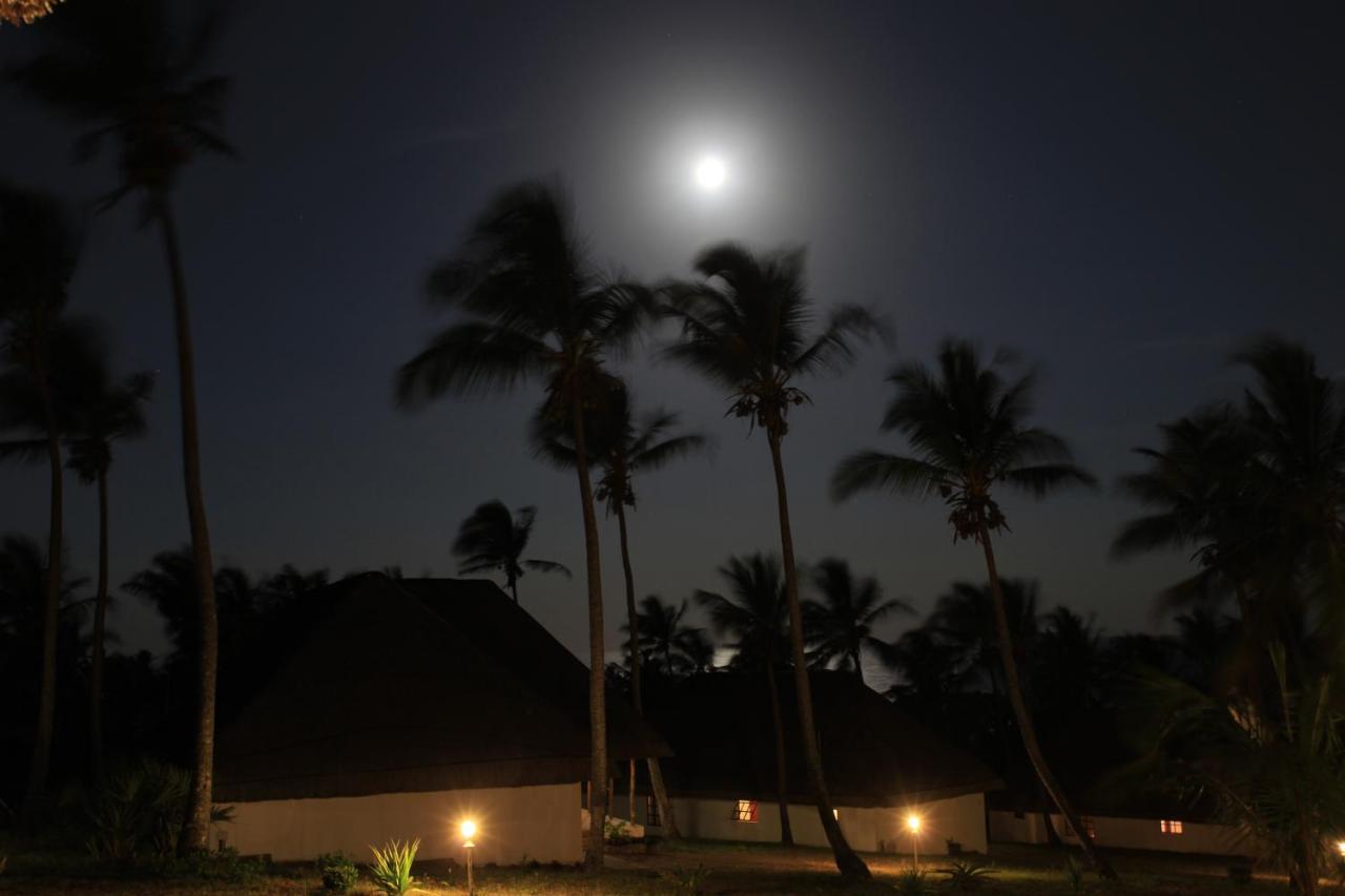 Blue Moon Beach Holiday Resort 이냠바느 외부 사진