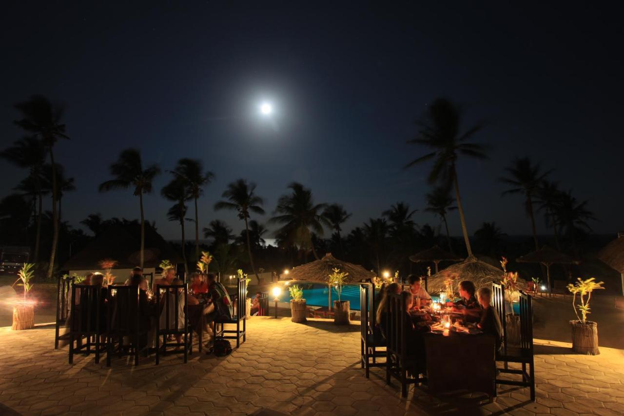 Blue Moon Beach Holiday Resort 이냠바느 외부 사진